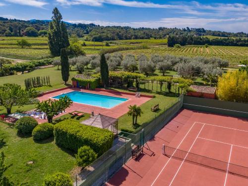 Kolam renang di atau dekat dengan Les Piégonnaises - Deux luxueuses roulottes et la cabane en Drôme Provençale
