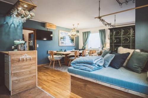 Una sala de estar con un sofá y un comedor. en Luxus Ferienhaus für Familie und Hund, en Bad Aussee