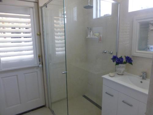 A bathroom at Lakeside Bed & Breakfast