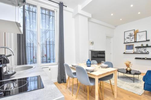 une cuisine et une salle à manger avec une table et des chaises dans l'établissement Welcoming apartment - 1BR-4P -Grands Boulevards, à Paris