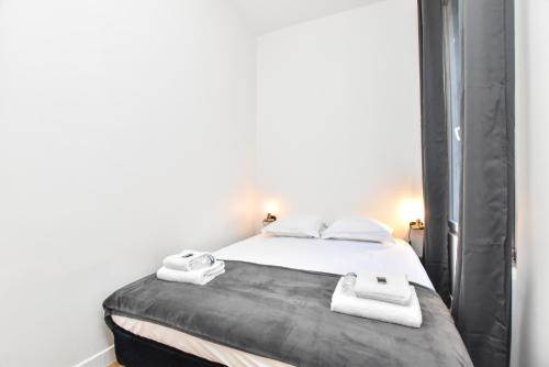 une chambre avec un lit avec deux serviettes dessus dans l'établissement Welcoming apartment - 1BR-4P -Grands Boulevards, à Paris