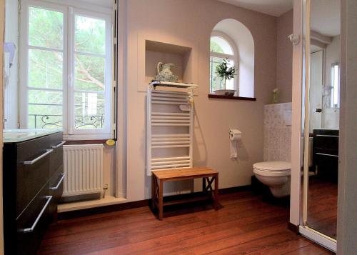een badkamer met een toilet, een wastafel en een raam bij Manoir de l'Espérance in Corsept