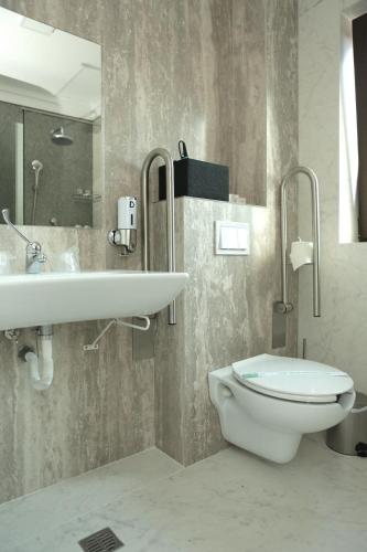 Ένα μπάνιο στο Niro Residence