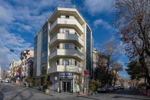 un edificio blanco alto en una calle de la ciudad en Hotel Yesilpark en Estambul