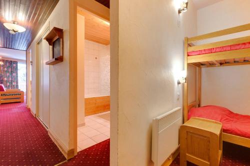レ・デュー・アルプにあるVacancéole - Résidence Le Sappey - Les 2 Alpesの二段ベッド2台と廊下が備わる客室です。