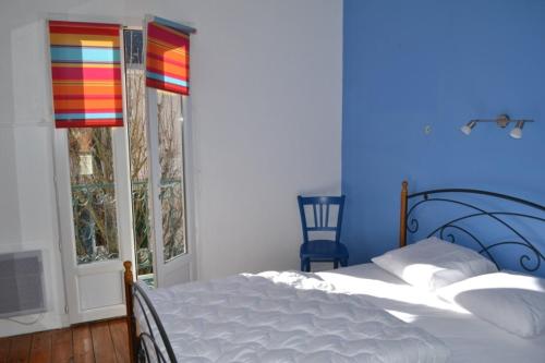 a bedroom with a bed and a window at Maison 300 m de la plage in Châtelaillon-Plage