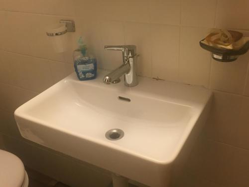 Koupelna v ubytování Petit Appart de Charme Eau chaude solaire Rénovation 2021 Wifi disponible Belvedere 5