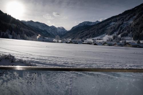 a view of a snow covered field with mountains in the background at Apartmenthaus Mountainvista in Kleinarl