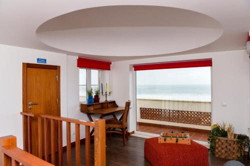 Una sala de estar con vista al mar. en Villa Pedras Muitas - Baleal, en Baleal