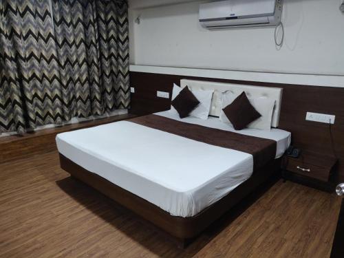 Postel nebo postele na pokoji v ubytování Hotel Vaidehi