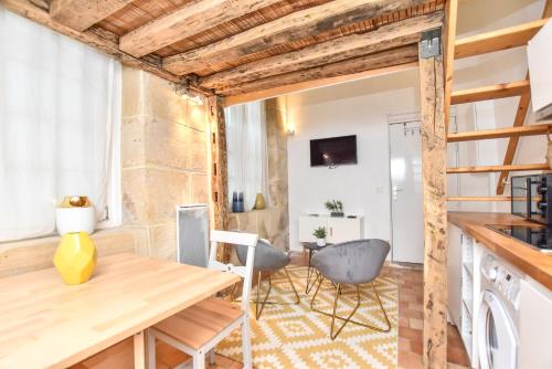 une cuisine et un salon avec une table et des chaises dans l'établissement Splendid duplex - 1BR-2P - Notre Dame-Île St-Louis, à Paris