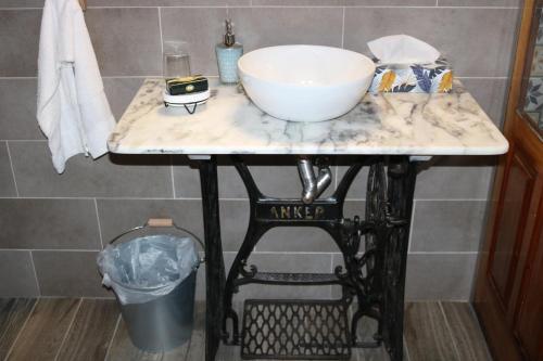- un comptoir de salle de bains avec un lavabo et un bol dans l'établissement Palheiro do Malgas, à Lousã