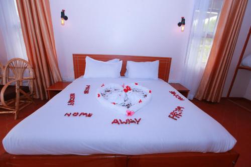 Postel nebo postele na pokoji v ubytování Mtoni Resort, Naro moru