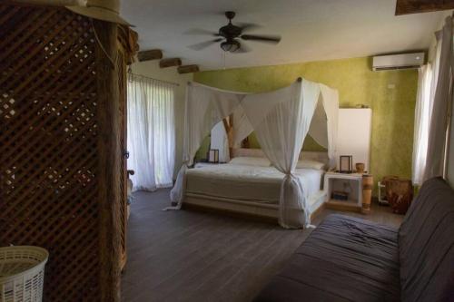 Кровать или кровати в номере Casa mar Chambalaca Los Cocos