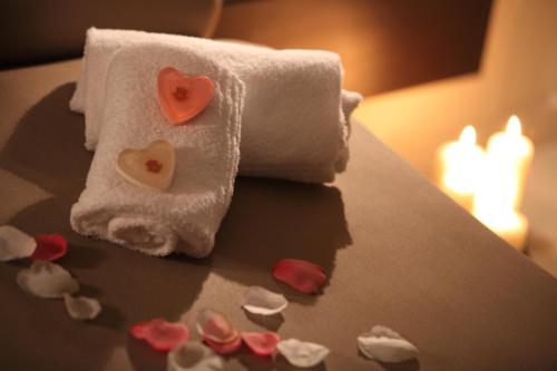 a couple of towels with hearts on a table at Hotel Borgo Don Chisciotte in Modica