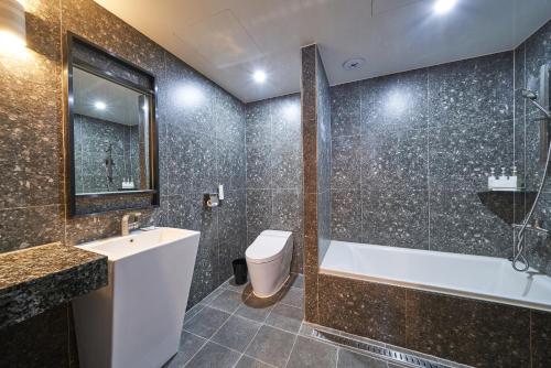 Ένα μπάνιο στο BON Hotel BUSINESS