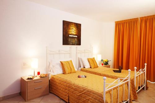 A bed or beds in a room at TREMEZZO RESIDENCE 5-1 of 11 apartments in an exclusive residence by Italian Apartments