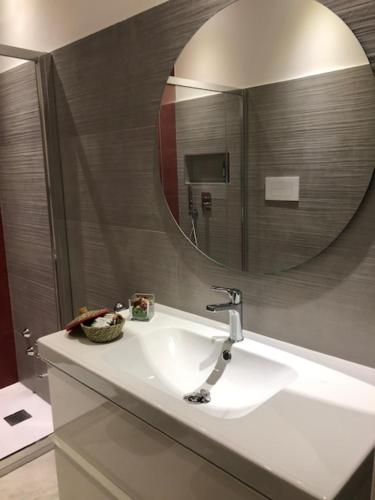 La salle de bains est pourvue d'un lavabo et d'un miroir. dans l'établissement Tenuta Il Sogno, à Bénévent