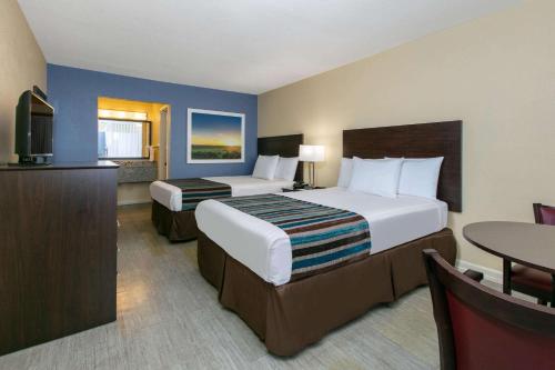 Days Inn by Wyndham Natchezにあるベッド