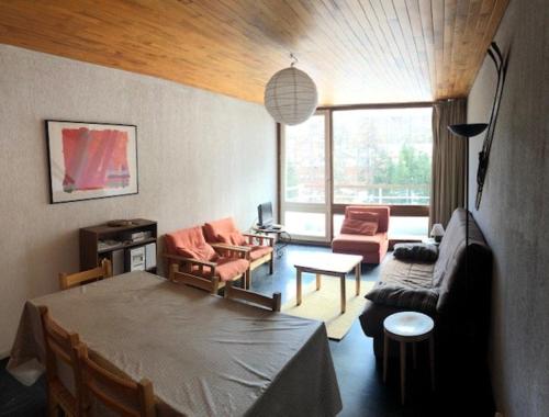 - un salon avec un lit et un canapé dans l'établissement Boost Your Immo Lubéron Vars 414, à Vars