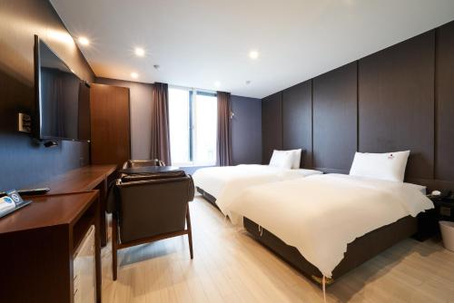 Ένα ή περισσότερα κρεβάτια σε δωμάτιο στο BON Hotel BUSINESS