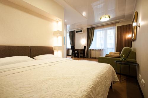 una camera d'albergo con letto e sedia di Kyiv Romantic Studio a Kiev