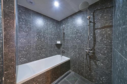 Ένα μπάνιο στο BON Hotel BUSINESS