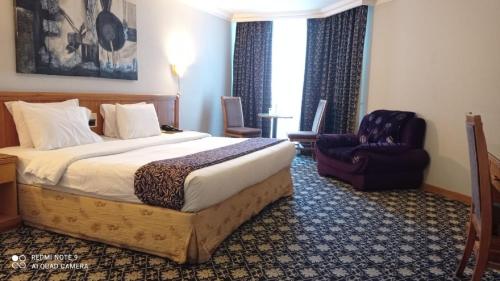 Un pat sau paturi într-o cameră la Phoenicia Tower Hotel And Spa