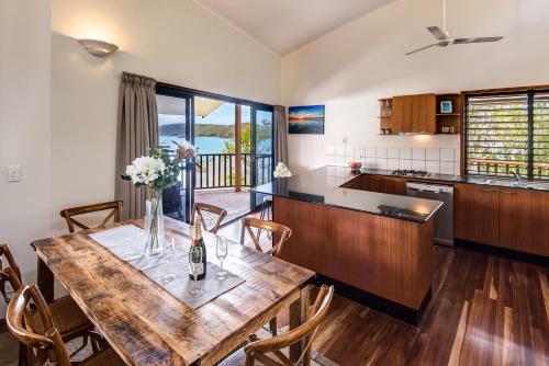 A kitchen or kitchenette at Casuarina Cove 1 on Hamilton Island by HamoRent