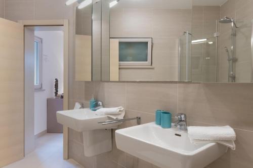 Bilik mandi di Luxury Beachfront Villa White Bellezza with private pool at the beach on Brac island - Sumartin