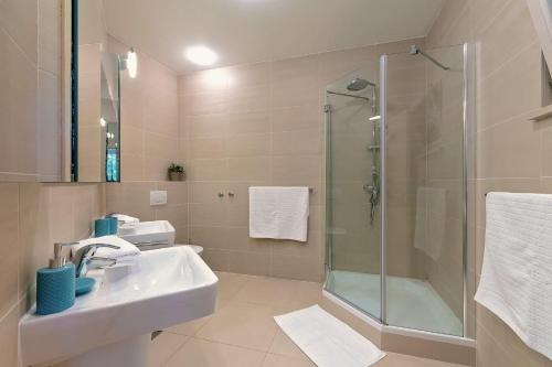 Bilik mandi di Luxury Beachfront Villa White Bellezza with private pool at the beach on Brac island - Sumartin