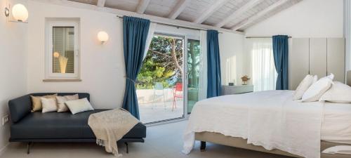 Katil atau katil-katil dalam bilik di Luxury Beachfront Villa White Bellezza with private pool at the beach on Brac island - Sumartin