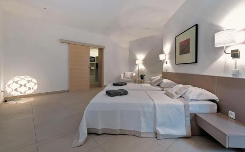 Katil atau katil-katil dalam bilik di Luxury Beachfront Villa White Bellezza with private pool at the beach on Brac island - Sumartin
