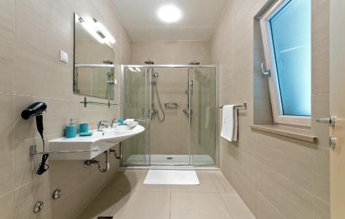 Bilik mandi di Luxury Beachfront Villa White Bellezza with private pool at the beach on Brac island - Sumartin