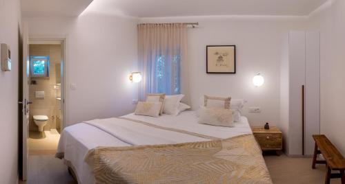 Katil atau katil-katil dalam bilik di Luxury Beachfront Villa White Bellezza with private pool at the beach on Brac island - Sumartin