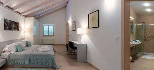 Katil atau katil-katil dalam bilik di Luxury Beachfront Villa White Bellezza with private pool at the beach on Brac island - Sumartin