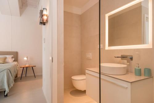 Bilik mandi di Luxury Beachfront Villa White Bellezza with private pool at the beach on Brac island - Sumartin