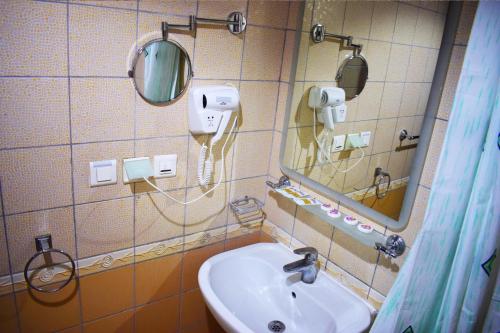 a bathroom with a sink and a mirror at Mohamadia Al Zahra Hotel in Al Madinah