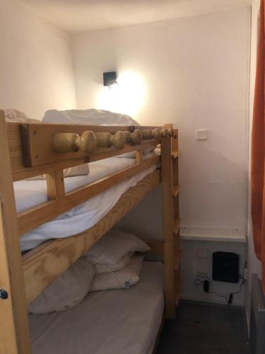 quelques lits superposés dans une chambre dans l'établissement Avoriaz appartement 4pers plein sud skis aux pieds, à Morzine
