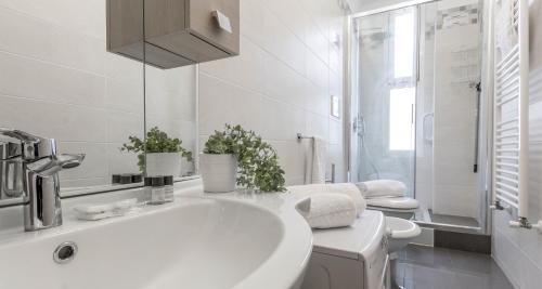Koupelna v ubytování ALTIDO Elegant 1-BR Flat next to Milano Centrale