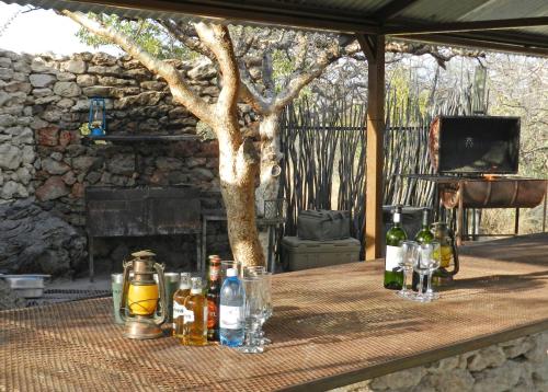 Televisyen dan/atau pusat hiburan di Etosha Village Campsite