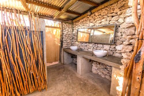 Kamar mandi di Etosha Village Campsite