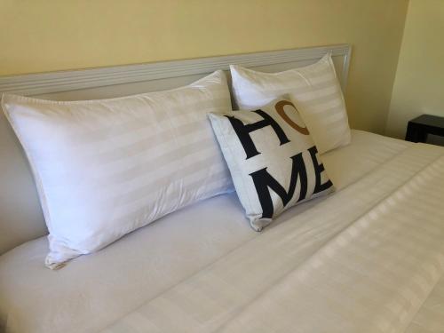 a bed with two pillows with the word fix at 後山，我的家 in Fenglin