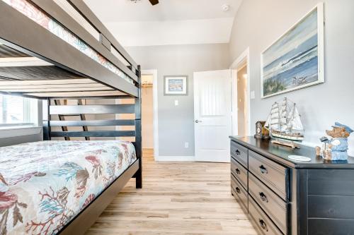 - une chambre avec des lits superposés et une commode dans l'établissement Seahorse Beach House, à Galveston
