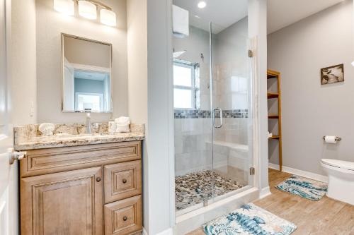 une salle de bain avec douche et lavabo dans l'établissement Seahorse Beach House, à Galveston