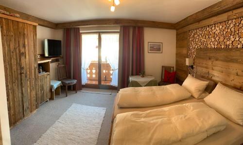 Una cama o camas en una habitación de Pension Restner