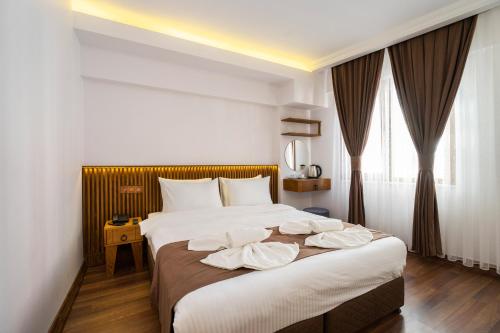 A bed or beds in a room at Castillo Rojo Hotel Istanbul