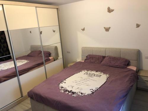 Un dormitorio con una cama con un pastel. en Apartament modern Târgoviște în regim hotelier en Târgovişte