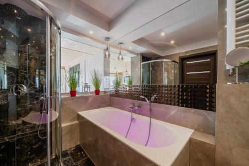 Ένα μπάνιο στο Apartamenty Wellness & SPA Cztery Pory Roku