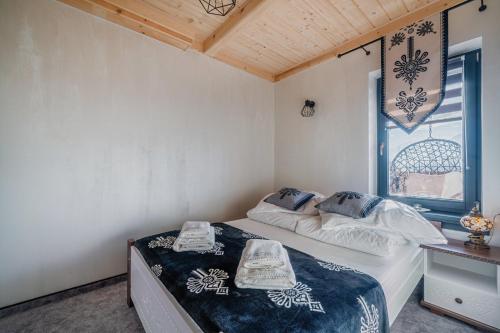 Ένα ή περισσότερα κρεβάτια σε δωμάτιο στο Apartamenty Wellness & SPA Cztery Pory Roku